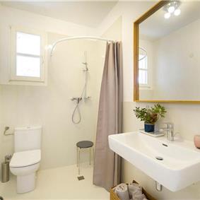 3 Bedroom Villa with Pool, Terrace and Sea Views near Vinisce, Sleeps 7